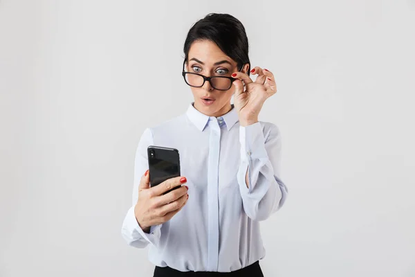 Imagen Alegre Secretaria Mujer Con Anteojos Usando Smartphone Oficina Aislado —  Fotos de Stock