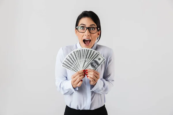 Imagen Secretaria Complacida Mujer Con Anteojos Sosteniendo Racimo Dinero Oficina — Foto de Stock