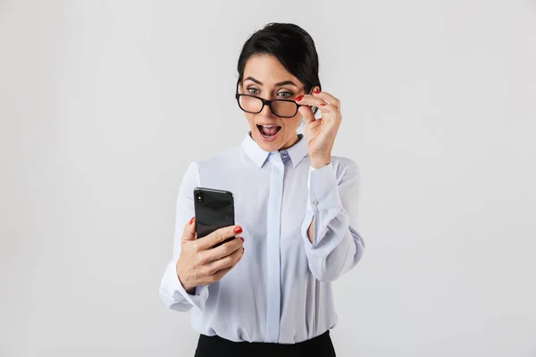 Imagen Atractiva Secretaria Mujer Con Anteojos Usando Teléfono Inteligente Oficina —  Fotos de Stock