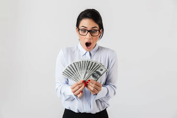 Εικόνα Γυναίκας Ενθουσιασμένος Γραμματέας Φοράει Γυαλιά Κρατώντας Μάτσο Χρήματα Στο — Φωτογραφία Αρχείου