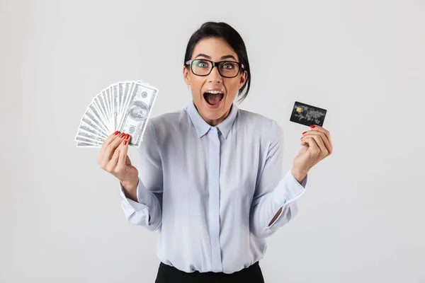 愉快的办公室妇女的图片戴眼镜拿着一堆金钱和信用卡查出在白色背景 — 图库照片