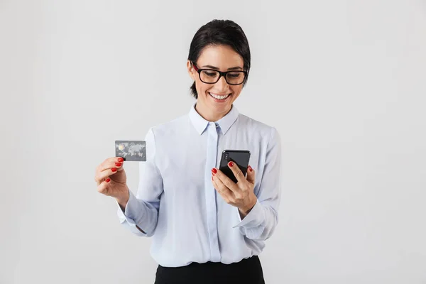 Bild Einer Jungen Büroangestellten Mit Brille Die Handy Und Kreditkarte — Stockfoto