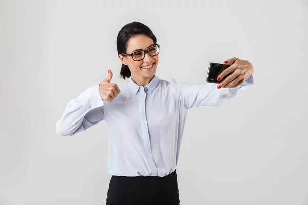 Εικόνα Του Χαμογελώντας Γραφείο Γυναίκα Που Φοράει Γυαλιά Λήψη Selfie — Φωτογραφία Αρχείου