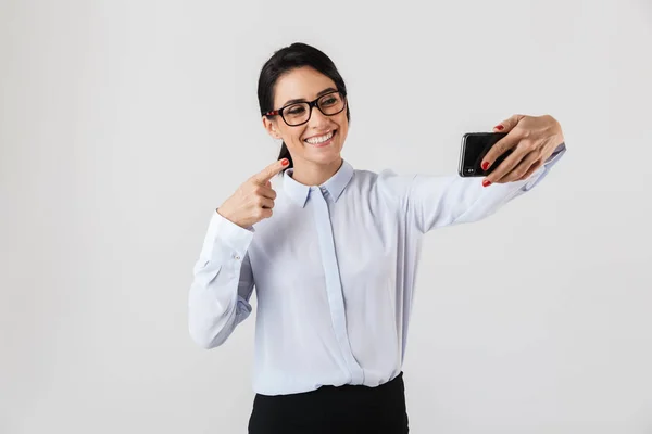 Imagen Una Atractiva Mujer Oficina Usando Anteojos Tomando Foto Selfie —  Fotos de Stock