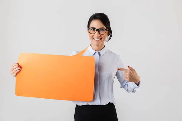 Imagem Mulher Adorável Escritório Vestindo Óculos Segurando Cartaz Copyspace Amarelo — Fotografia de Stock