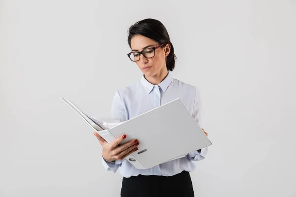 Zdjęć Atrakcyjnych Kobiet Pracownika Noszenie Okularów Trzymając Papier Folderu Biurze — Zdjęcie stockowe