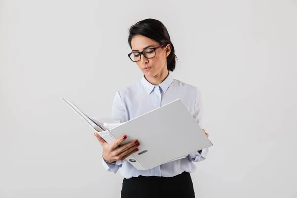 Foto Attraktiva Kvinnliga Arbetare Bär Glasögon Håller Papper Mappen Office — Stockfoto