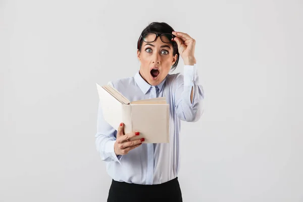 Foto Una Trabajadora Sorprendida Con Anteojos Leyendo Libro Oficina Aislada —  Fotos de Stock