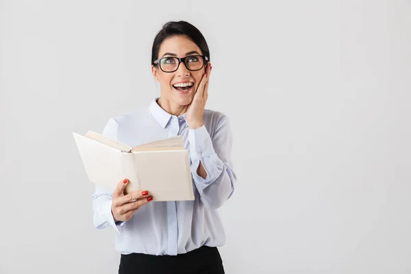 Foto Trabajadora Satisfecha Usando Anteojos Leyendo Libro Oficina Aislada Sobre —  Fotos de Stock