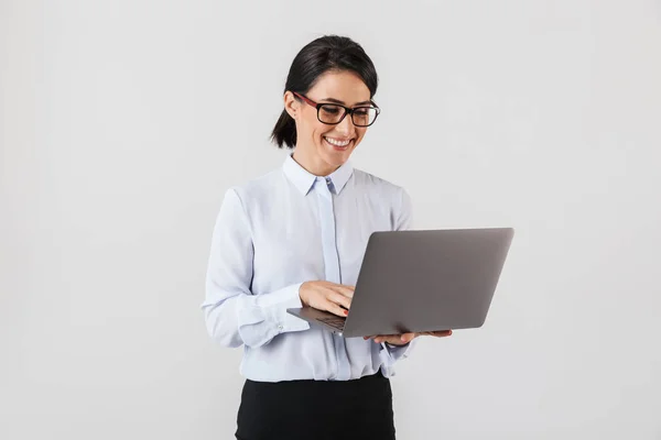 Porträt Einer Geschäftstüchtigen Frau Mit Brille Und Silbernem Laptop Büro — Stockfoto