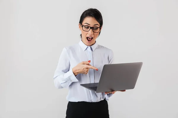 Portret Van Volwassen Zakenvrouw Dragen Van Bril Met Zilveren Laptop — Stockfoto