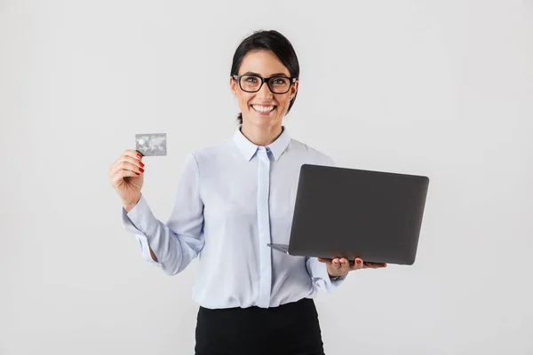 Retrato Mulher Negócios Sorrindo Usando Óculos Segurando Laptop Prata Cartão — Fotografia de Stock