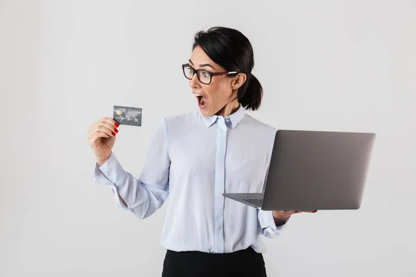 Retrato Empresária Confiante Vestindo Óculos Segurando Laptop Prata Cartão Crédito — Fotografia de Stock