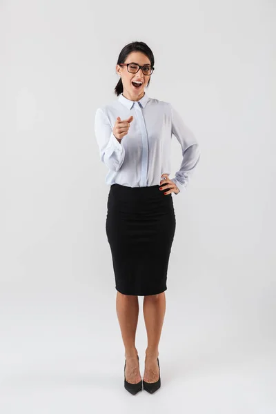 Ganzkörperfoto Einer Erfolgreichen Geschäftsfrau Mit Brille Die Büro Isoliert Vor — Stockfoto