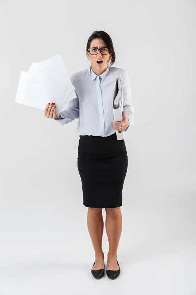 Foto Larga Duración Una Mujer Negocios Desconcertada Que Lleva Gafas — Foto de Stock