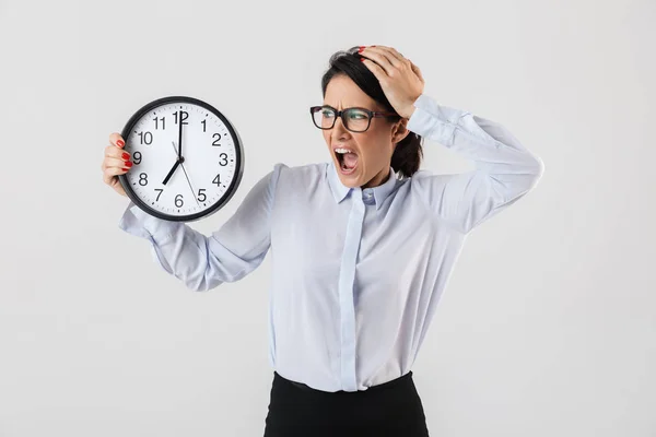 Geschokt Zakenvrouw Smartly Gekleed Staande Geïsoleerd Een Witte Achtergrond Tonen — Stockfoto