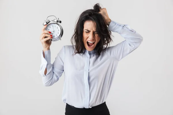 Schockierte Geschäftsfrau Elegant Gekleidet Isoliert Vor Weißem Hintergrund Stehend Wecker — Stockfoto