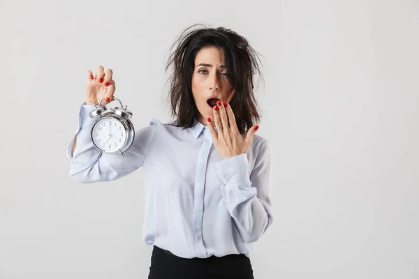 Geschokt Zakenvrouw Smartly Gekleed Staande Geïsoleerd Een Witte Achtergrond Tonen — Stockfoto