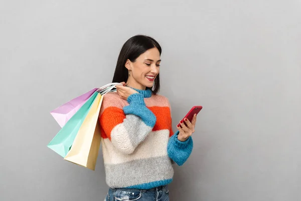 Güzel Kadın Taşıma Renkli Kağıt Alışveriş Torbaları Holding Cep Telefonu — Stok fotoğraf