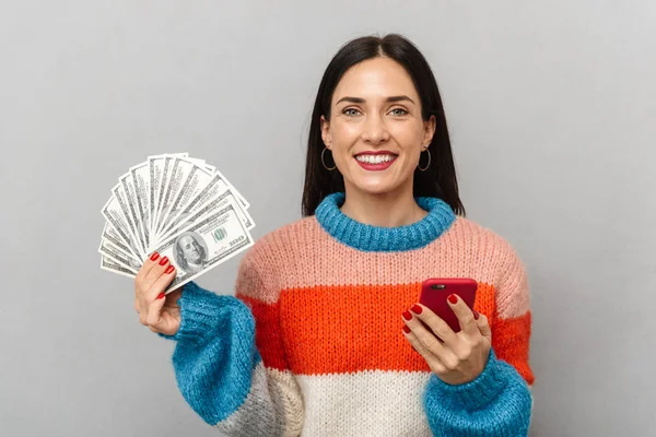 Foto Van Charmante Vrouw 30S Bedrijf Stelletje Geld Smartphone Geïsoleerd — Stockfoto