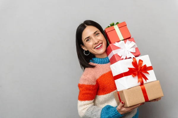 Foto Donna Eccitata Che Tiene Mazzo Scatole Regalo Mentre Piedi — Foto Stock