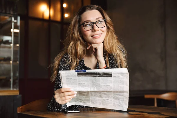 Görüntü Güzel Bir Genç Kadının Kapalı Gazete Okuyan Kafede Oturan — Stok fotoğraf