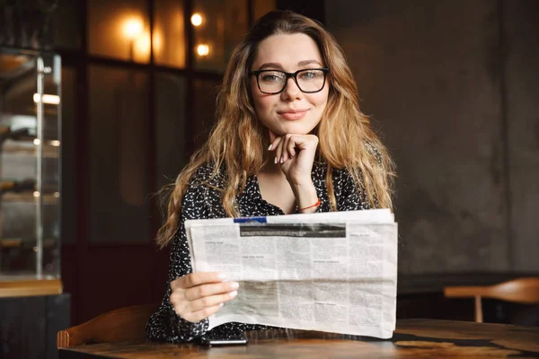 Изображение Красивой Молодой Женщины Сидящей Кафе Читающей Газету — стоковое фото