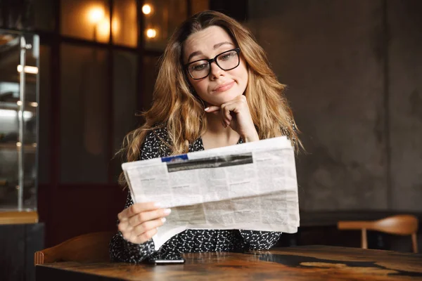 Güzel Bir Görüntü Kapalı Gazete Okuyan Kafede Oturan Genç Kadın — Stok fotoğraf