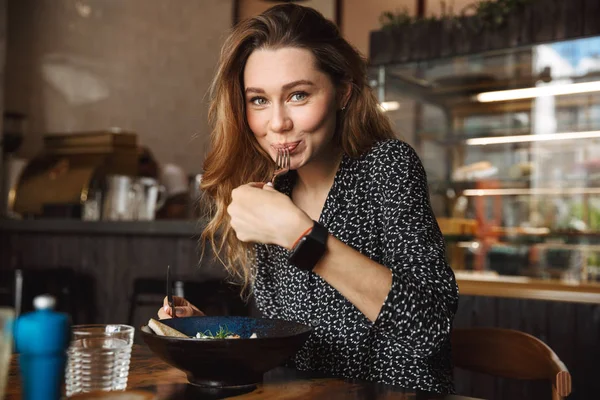 Foto Excitada Hermosa Joven Bonita Mujer Sentada Cafetería Interior Tienen — Foto de Stock