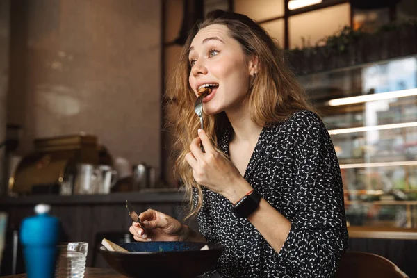 Foto Excitada Hermosa Joven Bonita Mujer Sentada Cafetería Interior Tienen — Foto de Stock