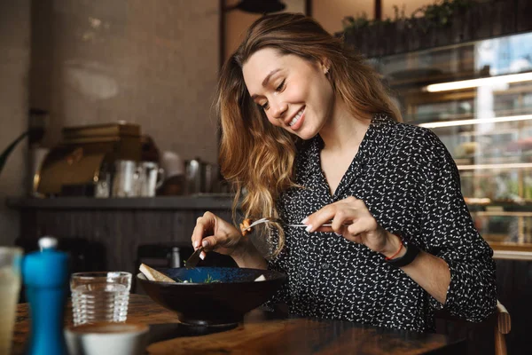 Foto Excitada Hermosa Joven Bonita Mujer Sentada Cafetería Interior Tienen — Foto de Stock