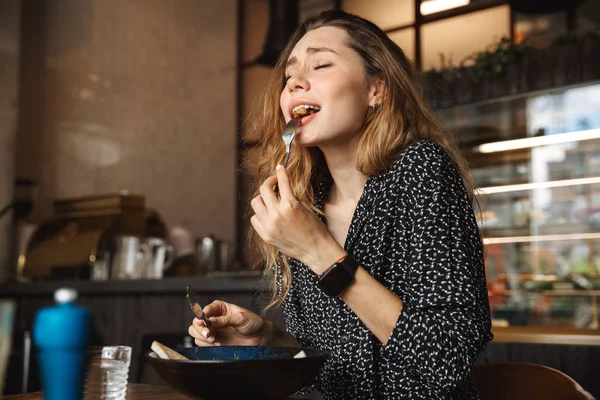 Foto Excitada Hermosa Joven Bonita Mujer Sentada Cafetería Interior Tienen — Foto de Stock