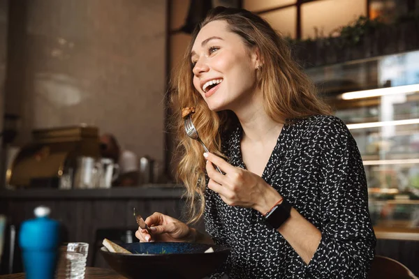 Foto Excitada Hermosa Joven Bonita Mujer Sentada Cafetería Interior Tienen — Foto de Stock