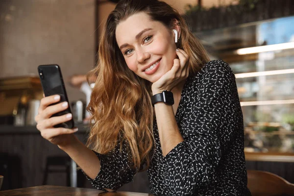 Photo Cheerful Happy Beautiful Young Pretty Woman Sitting Cafe Indoors — Stock Photo, Image