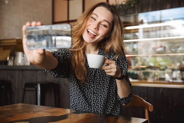 Zdjęcie Emocjonalne Szczęśliwy Piękna Młoda Ładna Kobieta Siedząc Kawiarni Pomieszczeniu — Zdjęcie stockowe
