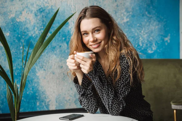 Foto Hermosa Joven Bonita Mujer Sentada Cafetería Interior Bebiendo Café — Foto de Stock