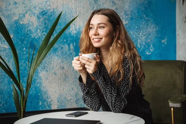 Zdjęcie Piękną Młodą Kobietę Dość Siedzący Pomieszczeniu Picia Kawy Café — Zdjęcie stockowe