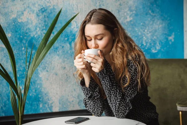 Foto Hermosa Joven Bonita Mujer Sentada Cafetería Interior Bebiendo Café — Foto de Stock