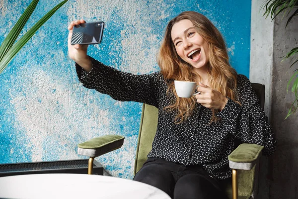 Zdjęcie Szczęśliwy Emocjonalne Piękna Młoda Ładna Kobieta Siedząc Kawiarni Pomieszczeniu — Zdjęcie stockowe