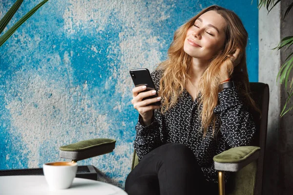 Gyönyörű Fiatal Csinos Bent Mozgatható Telefon Beszélgető Használata Kávézó Fotó — Stock Fotó