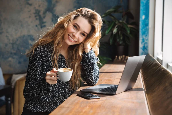 Фото Красивої Молодої Красивої Жінки Сидить Кафе Приміщенні Використовуючи Ноутбук — стокове фото