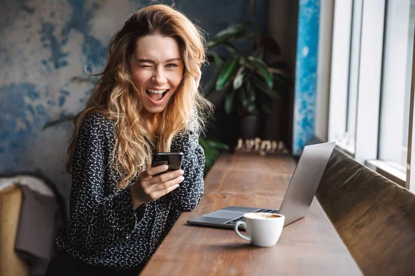 Photo Beautiful Young Pretty Woman Sitting Cafe Indoors Using Laptop — Stock Photo, Image