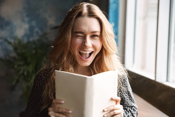 Foto Van Mooie Gelukkig Jonge Mooie Vrouw Zitten Cafe Binnenshuis — Stockfoto