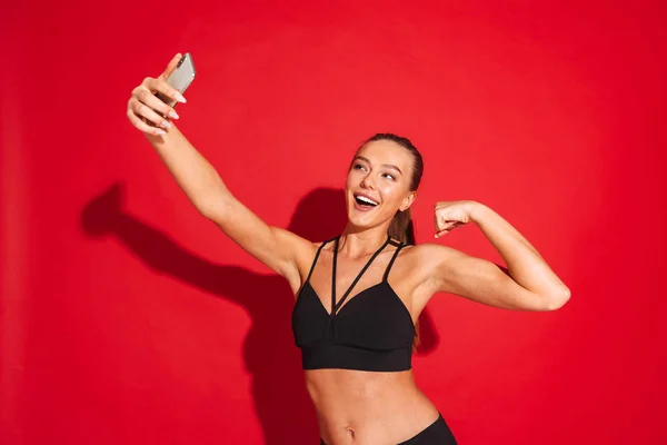 Imagen Una Hermosa Joven Fitness Posando Aislada Sobre Fondo Rojo — Foto de Stock