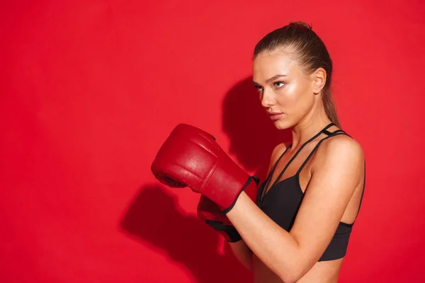 Imagen Una Hermosa Joven Boxeadora Fitness Posando Aislada Sobre Fondo — Foto de Stock