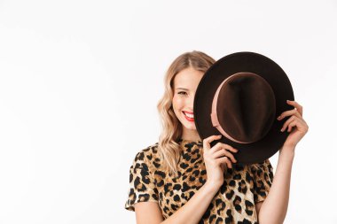 Görüntü güzel bir genç kadının beyaz duvar arka plan üzerinde izole şapka ile yüz kapsayan.
