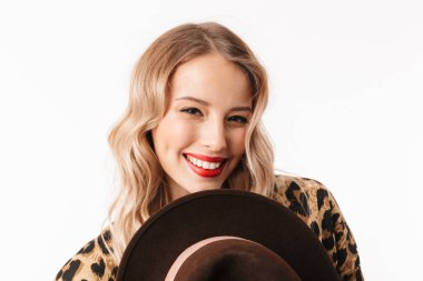 Görüntü güzel bir mutlu heyecanlı genç kadının beyaz duvar arka plan üzerinde izole şapka ile.