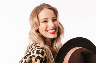 Görüntü güzel bir mutlu heyecanlı genç kadının beyaz duvar arka plan üzerinde izole şapka ile.