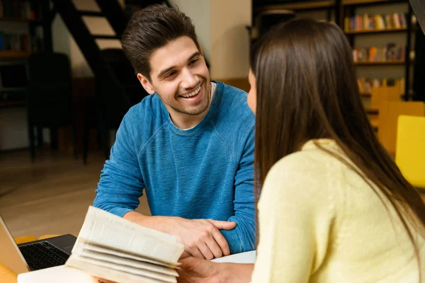 Imagem Jovem Casal Amigos Estudantes Biblioteca Fazendo Lição Casa Estudando — Fotografia de Stock