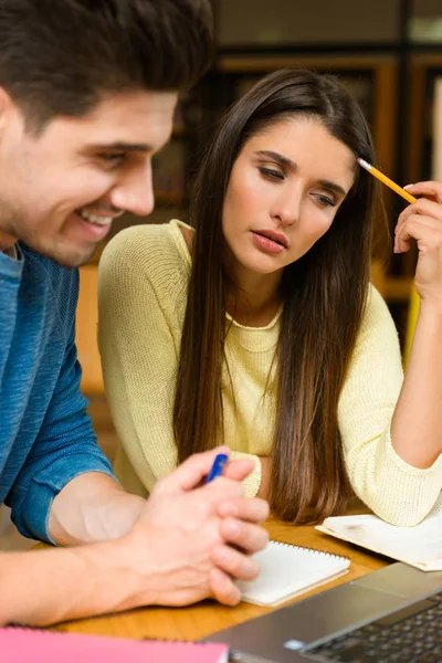 Imagen Una Joven Pareja Amigos Estudiantes Biblioteca Haciendo Deberes Estudiando — Foto de Stock